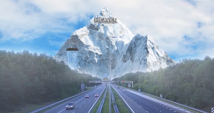 Carretera con una montaña al fondo
